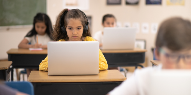 Metode de predare eficiente pentru o generație digitală: Integrarea tehnologiei în sala de clasă